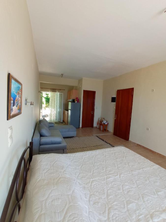 פאלאוקסטריצה Litheri-Studios&Apartment מראה חיצוני תמונה